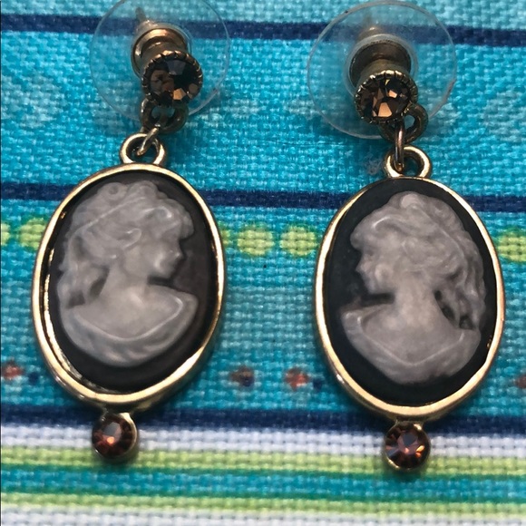 🌞Beautiful cameo pierced earrings🌞 - Picture 4 of 5